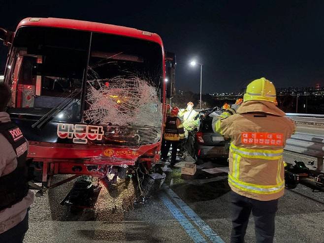 설 연휴 둘째 날인 15일 오후 9시 39분께 대전 천변고속화도로 세종방향에서 역주행 하던 경차와 B1 간선급행버스가 충돌해 1명이 사망하고 17명이 다쳤다. (사진=대전소방본부 제공)