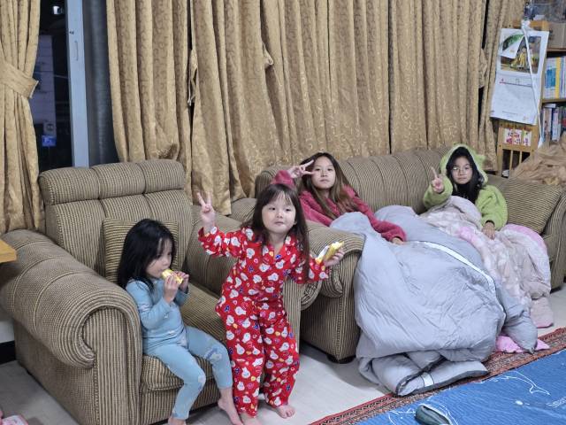 오상종·이가영 부부의 네 자녀가 집 거실에서 TV를 보며 놀고 있다. 오상종 씨 제공