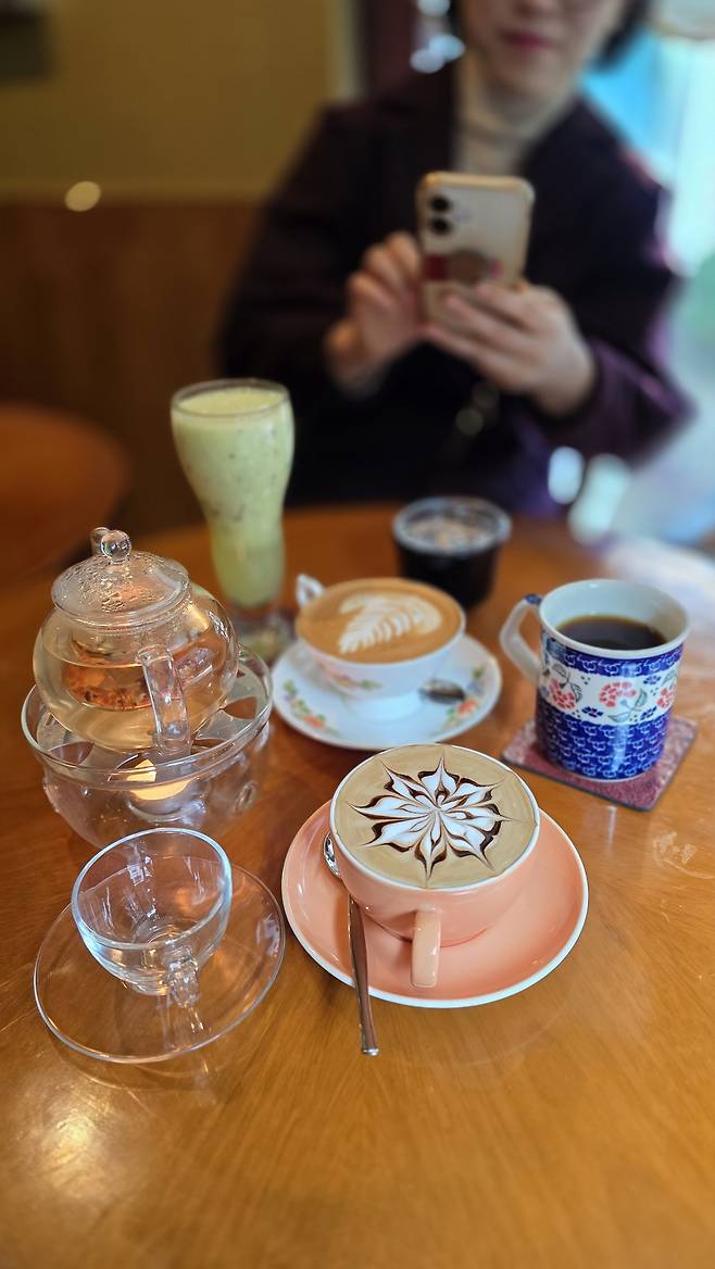 아라비카에서 시킨 음료수.