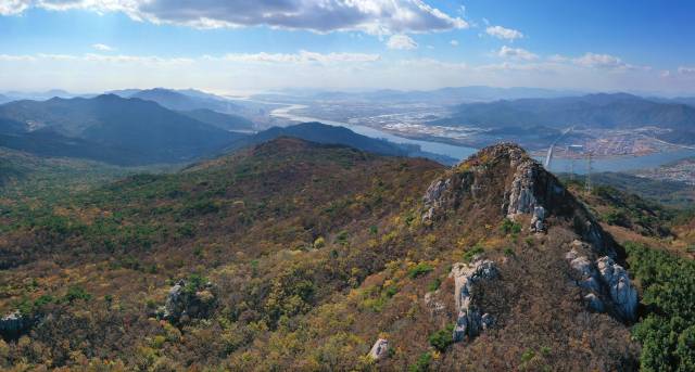 부산과 경남 양산에 걸쳐 있는 금정산이 전국 24번째이자 최초의 도심형 국립공원으로 지정됐다. 부산 금정산 고당봉 일대 모습. 정종회 기자 jjh@