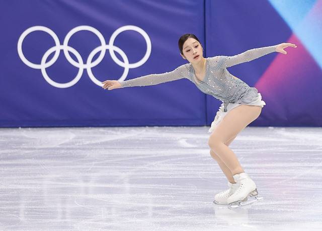 17일(현지시간) 이탈리아 밀라노 아이스스케이팅 아레나에서 열린 2026 밀라노코르티나담페초 동계올림픽 여자 싱글 쇼트 프로그램에 출전한 신지아가 연기를 펼치고 있다.