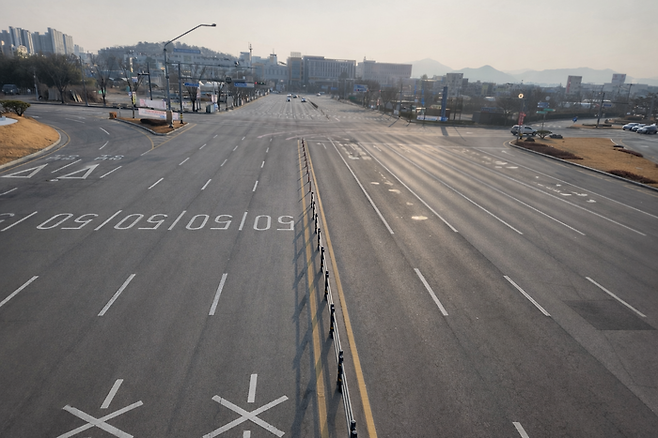 평소 출퇴근 시간에 심각한 차량 정체 현상을 빚었던 구미시 신평사거리는 근로자 출근 시간인 18일 오전 8시30분에 텅 비었다.<백종현 기자>