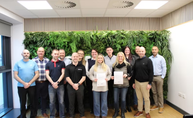 세아윈드 관계자들이&nbsp;ISO 45001·14001 인증 획득 기념 사진을 촬영 중이다.&nbsp;(사진=세아윈드)