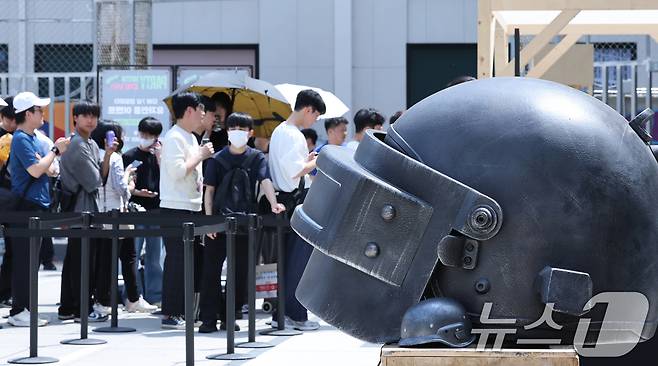 21일 오후 서울 성동구 펍지 성수에서 열린 배틀그라운드 모바일 7주년 팝업스토어를 찾은 게이머 등 시민들이 행사장에 마련된 각종 체험을 하고 있다. 2025.5.21 ⓒ 뉴스1 장수영 기자