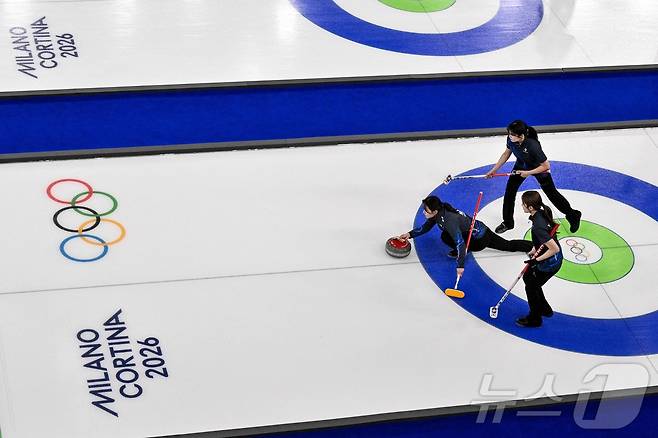 밀라노 동계 올림픽 여자 컬링에서 스위스와 경기 중인 한국 대표팀.ⓒ AFP=뉴스1