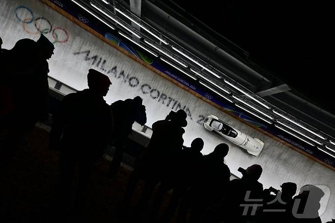 봅슬레이 2인승 김진수팀이 주행을 펼치고 있다.  ⓒ AFP=뉴스1