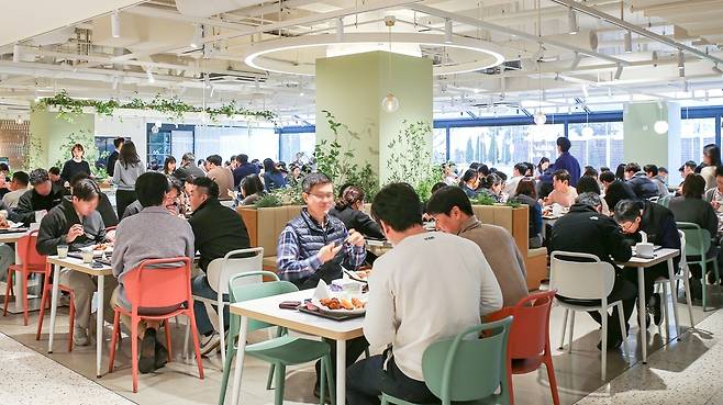 현대그린푸드가 운영 중인 단체급식 사업장에서 고객들이 '깐부치킨' 협업 메뉴로 식사하고 있는 모습.(현대그린푸드 제공)