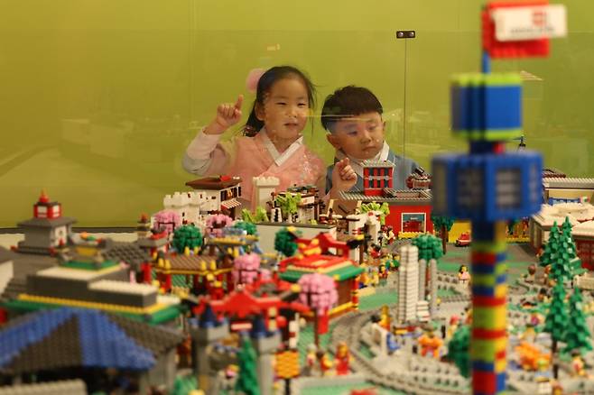 한복 입고 만난 레고 세상(레고랜드 코리아 리조트 제공)