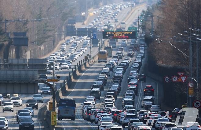 설 연휴 마지막 날인 18일 오후 서울 서초구 잠원IC 인근 경부고속도로 상행선(왼쪽)·하행선 방향 차량들이 서행하고 있다. 한국도로공사는 교통 혼잡이 오후 3~4시께 정점을 찍은 뒤 오후 11~12시 사이 점차 해소될 것으로 내다보고 있다. 이날 전국 고속도로 교통량은 전날(615만대)보다 줄어든 485만대로 예상된다. 2026.2.18 ⓒ 뉴스1 오대일 기자