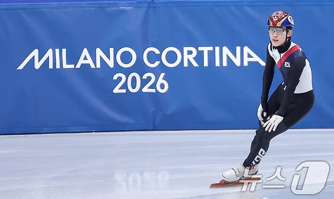 쇼트트랙 임종언이 16일(현지시간) 이탈리아 밀라노 아이스스케이팅 아레나에서 열린 2026 밀라노·코르티나담페초 동계올림픽 쇼트트랙 남자 500m 예선에서 레이스를 마친 후 기록을 확인하고 있다. 임종언은 조3위로 결승선을 통과하며 준준결승 진출에 실패했다. 2026.2.16 ⓒ 뉴스1 김성진 기자