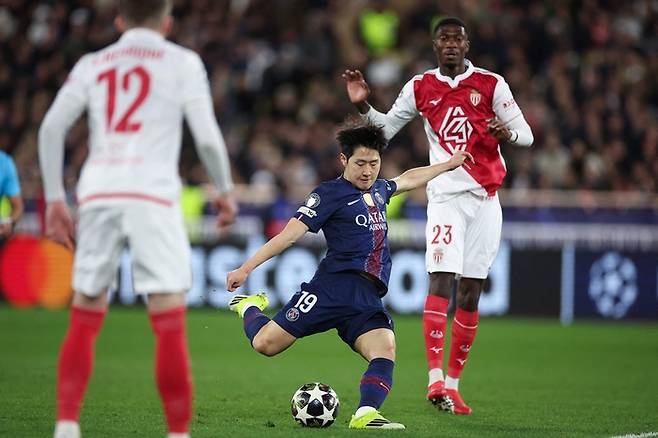 슛을 시도하는 이강인. AFP연합뉴스