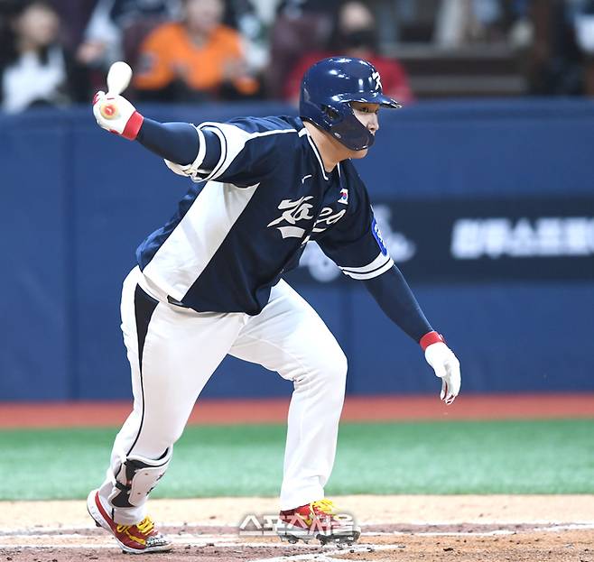 문보경이 9일 서울 고척 스카이돔에서 열린 ‘2025 K-베이스볼 시리즈’ 체코와 2차전 경기 3회초 1사2,3루 내야땅볼을 치고 있다. 고척 | 최승섭기자 thunder@sportsseoul.com