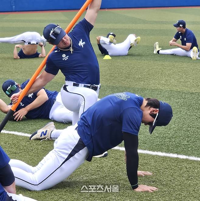 2026 WBC 대표팀 안현민(위)과 김도영이 16일 일본 오키나와 가데나 구장에서 열린 훈련에 앞서 몸을 풀고 있다. 오키나와 | 김동영 기자 raining99@sportsseoul.com