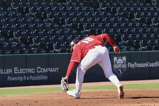 SSG 고명준이 미국 플로리다 스프링캠프에서 3루 수비 훈련을 진행하고 있다. 사진 | SSG 랜더스