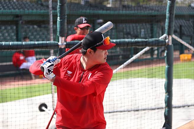 SSG 고명준이 미국 플로리다 스프링캠프에서 타격 훈련에 임하고 있다. 사진 | SSG 랜더스