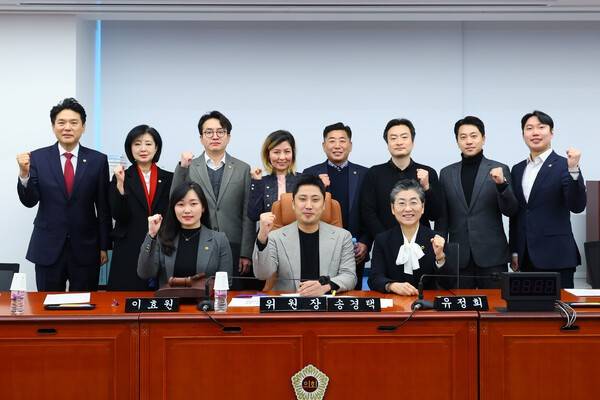 지난 13일, 2036년 서울올림픽 유치 지원 특별위원회는 제1차 회의를 개최하고, 위원장에 송경택 의원(국민의힘, 비례대표) 을, 부위원장에는 이효원 의원(국민의힘, 비례대표)과 유정희 의원(더불어민주당, 관악 4)을 선임하는 등 총 15명의 위원(국민의힘 10명, 더불어민주당 5명) 구성을 마쳤다. /사진=서울시의회