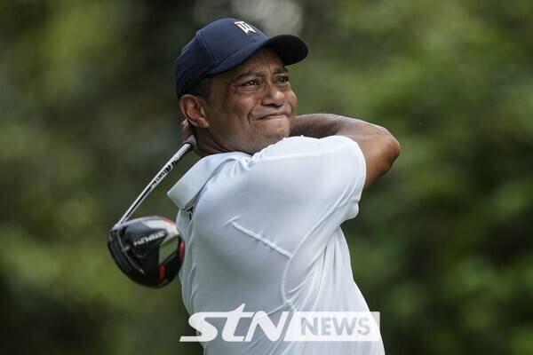 타이거 우즈가 23년 4월 미 조지아주 오거스타의 오거스타 내셔널 GC에서 열린 PGA 투어 첫 메이저대회인 제87회 마스터스 토너먼트 첫날 11번 홀에서 티샷하는 모습. /사진=뉴시스(AP)