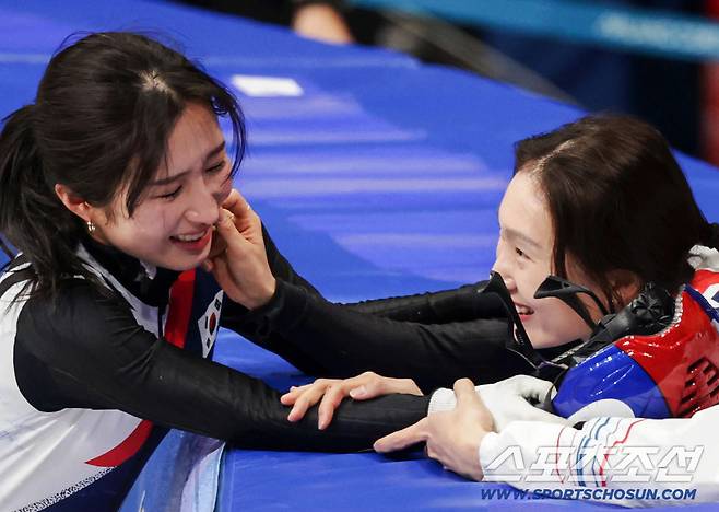 16일 이탈리아 밀라노 스피드스케이팅 아레나에서 열린 밀라노동계올림픽 쇼트트랙 여자 1000m 결승전. 동메달 획득 후 최민정 앞에서 눈물 흘리는 김길리. 밀라노(이탈리아)=송정헌 기자songs@sportschosun.com/2026.02.16/