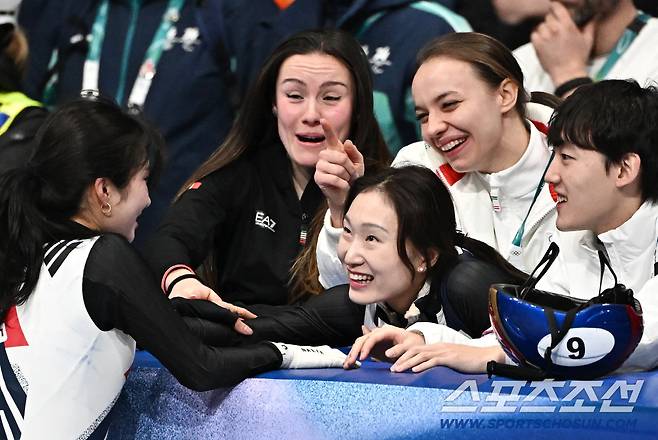 16일 이탈리아 밀라노 스피드스케이팅 아레나에서 열린 밀라노동계올림픽 쇼트트랙 여자 1000m 결승전. 김길리가 동메달을 차지했다. 눈물 터진 김길리 놀리는 외국인 코치들과 최민정. 밀라노(이탈리아)=송정헌 기자songs@sportschosun.com/2026.02.16/