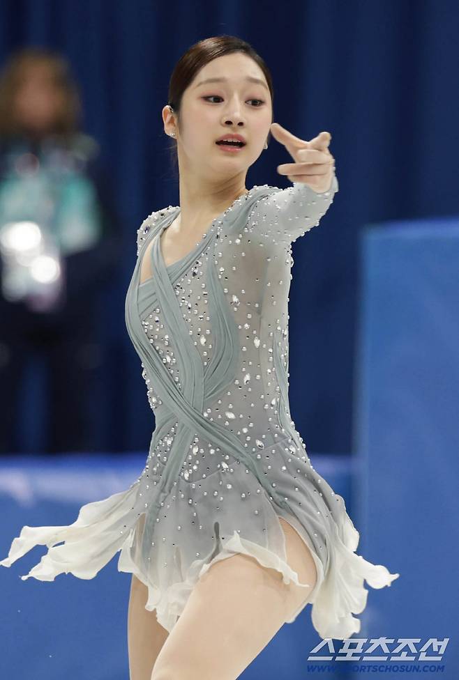 18일(한국시간) 이탈리아 밀라노 스피드스케이팅 아레나에서 밀라노동계올림픽 여자 피겨 쇼트프로그램 경기가 열렸다. 연기를 펼치는 신지아. 밀라노(이탈리아)=송정헌 기자songs@sportschosun.com/2026.02.18/