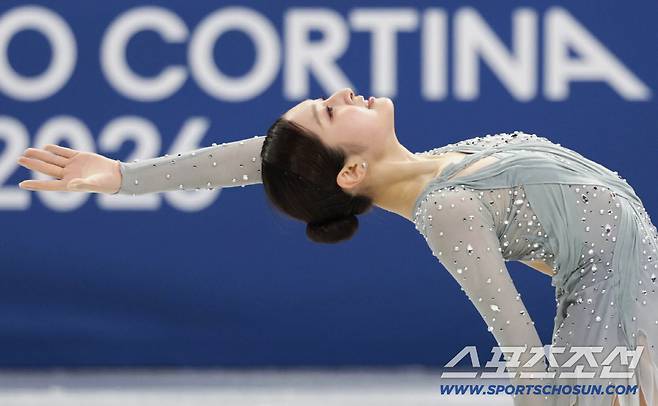 18일(한국시간) 이탈리아 밀라노 스피드스케이팅 아레나에서 밀라노동계올림픽 여자 피겨 쇼트프로그램 경기가 열렸다. 연기를 펼치는 신지아. 밀라노(이탈리아)=송정헌 기자songs@sportschosun.com/2026.02.18/