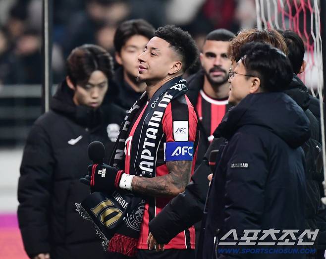 10일 오후 서울월드컵경기장에서 아시아챔피언스리그 엘리트(ACLE) 리그 6차전 FC서울과 멜버른시티FC의 경기가 열렸다. FC서울과 멜버른이 1-1 무승부를 기록했다. 경기 종료 후 FC서울 제시 린가드 환송행사가 열렸다. 팬들에게 인사를 건네는 린가드. 상암=송정헌 기자songs@sportschosun.com/2025.12.10/