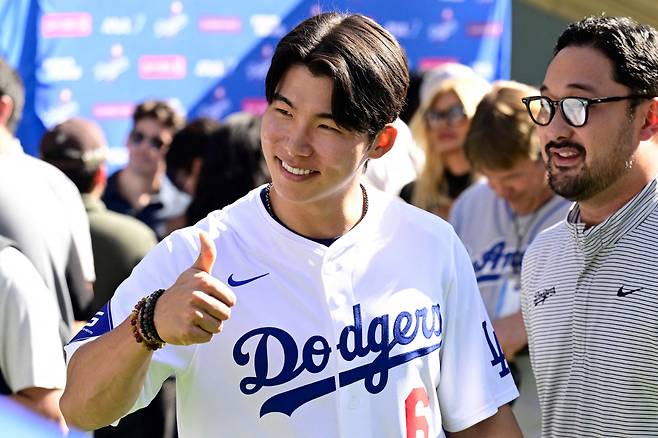 LOS ANGELES, CALIFORNIA - JANUARY 31: Hyeseong Kim #6 of the Los Angeles Dodgers during Fan Fest at Dodger Stadium on January 31, 2026 in Los Angeles, California.   John McCoy/Getty Images/AFP (Photo by John MCCOY / GETTY IMAGES NORTH AMERICA / Getty Images via AFP)







<저작권자(c) 연합뉴스, 무단 전재-재배포, AI 학습 및 활용 금지>