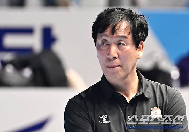 13일 인천 계양체육관에서 배구 V리그 남자부 대한항공와 OK저축은행의 경기가 열렸다. 경기 지켜보는 OK저축은행 신영철 감독. 인천=송정헌 기자songs@sportschosun.com/2026.01.13/