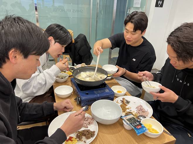 설날 떡국을 처음 맛보는일본인 투수 나가 타이세이, 고바야시 쥬이 그리고 그 외 민승기, 진현우. 사진제공=울산웨일즈