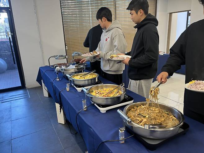 호텔 측에서 미리 선수단 선호도를 반영하여 준비한 명절 음식. 사진제공=울산웨일즈