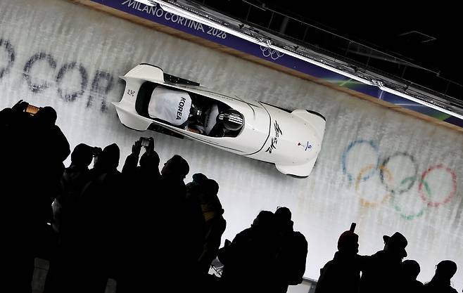 <YONHAP PHOTO-1832> epa12751138 Jinsu Kim and Hyeonggeun Kim of South Koreacompete in Heat 3 in the 2-Man of the Bobsleigh competitions at the Milano Cortina 2026 Winter Olympic Games, in Cortina d'Ampezzo, Italy, 17 February 2026.  EPA/ANDREA SOLERO/2026-02-18 03:53:38/<저작권자 ⓒ 1980-2026 ㈜연합뉴스. 무단 전재 재배포 금지, AI 학습 및 활용 금지>