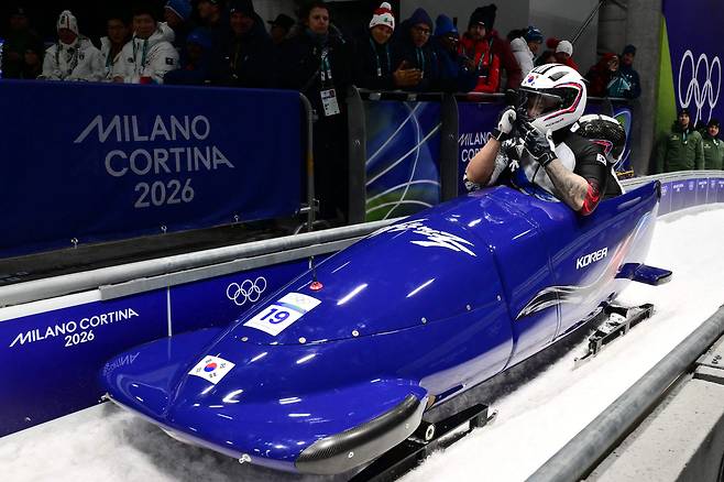 <YONHAP PHOTO-2783> South Korea's Suk Youngjin and South Korea's Chae Byungdo compete in the bobsleigh men's 2-man heat 4 at Cortina Sliding Centre during the Milano Cortina 2026 Winter Olympic Games in Cortina d'Ampezzo on February 17, 2026. (Photo by Stefano RELLANDINI / AFP)/2026-02-18 05:20:45/<저작권자 ⓒ 1980-2026 ㈜연합뉴스. 무단 전재 재배포 금지, AI 학습 및 활용 금지>