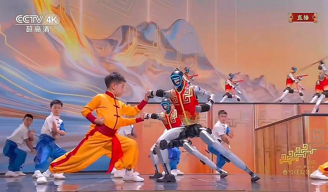 지난 16일 중국 CCTV의 '춘완'에서 유니트리 로봇들이 ‘무봇(武BOT)’이란 이름의 공연을 펼치고 있다./CCTV