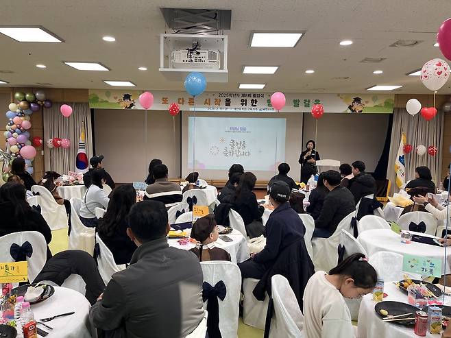 태안유치원, 가족과 함께 하는 홈파티 졸업식 모습