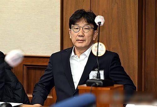 권성동 국민의힘 의원이 지난해 11월3일 서울 서초구 서울중앙지법에서 열린 통일교로부터 불법 정치자금을 수수한 혐의 사건 1차 공판에 출석해 재판을 기다리고 있다.ⓒ연합뉴스