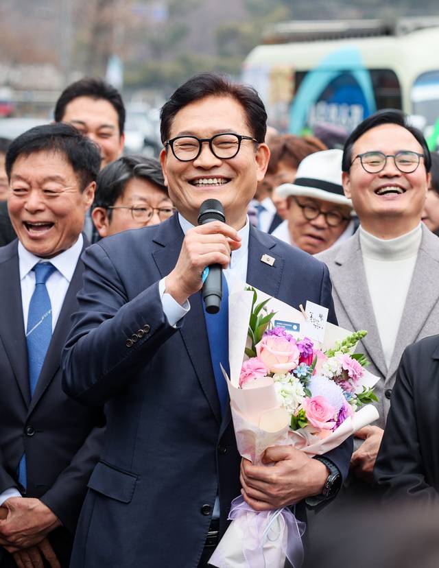 더불어민주당 전당대회 ‘돈봉투 살포’ 의혹과 불법 정치자금 수수 혐의로 재판에 넘겨진 소나무당 송영길 대표가 13일 서초구 서울고등법원에서 열린 2심 선고 공판에서 무죄를 선고 받은 뒤 축하 꽃다발을 받고 입장을 밝히고 있다. [소나무당 제공]