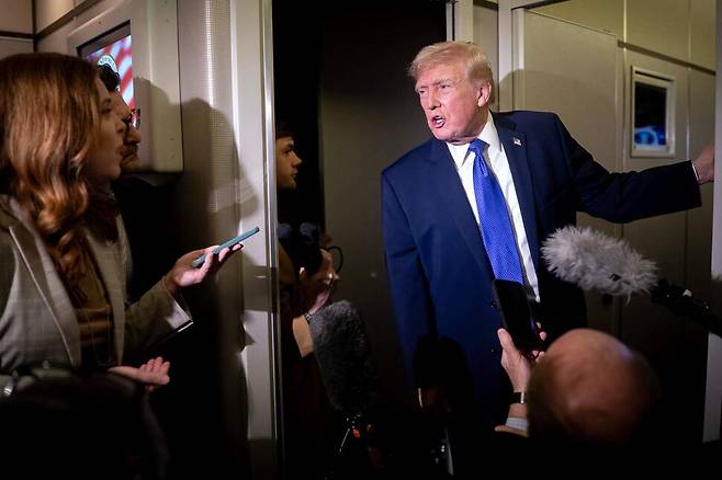 도널드 트럼프 미국 대통령이 지난 16일 대통령 전용기 에어포스원 기내에서 기자들과 대화하고 있다. AFP 연합뉴스