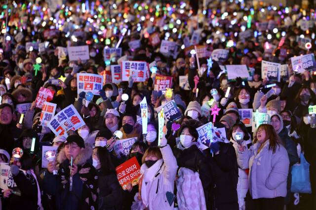 지난해 1월11일 저녁 열린 윤석열 즉각퇴진 사회대개혁 비상행동의 범시민총궐기대회에서 시민들이 서울 종로구 광화문 동십자각 일대에서 명동 방향으로 행진하고 있다. 김영원 기자 forever@hani.co.kr