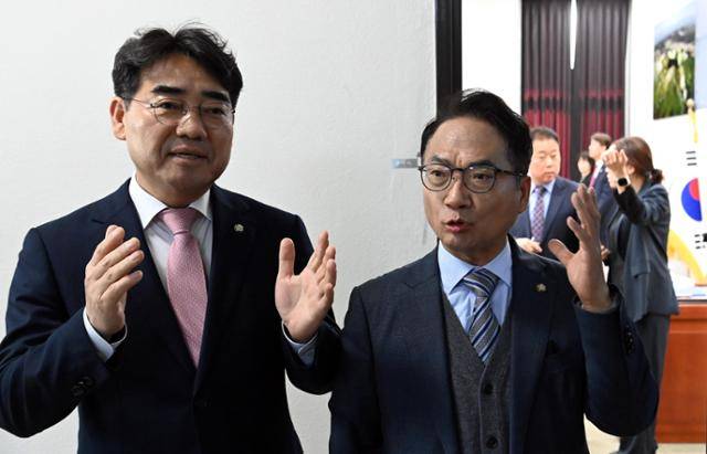 국회 정보위원회 이성권(왼쪽) 국민의힘 간사와 박선원 더불어민주당 간사. 고영권 기자