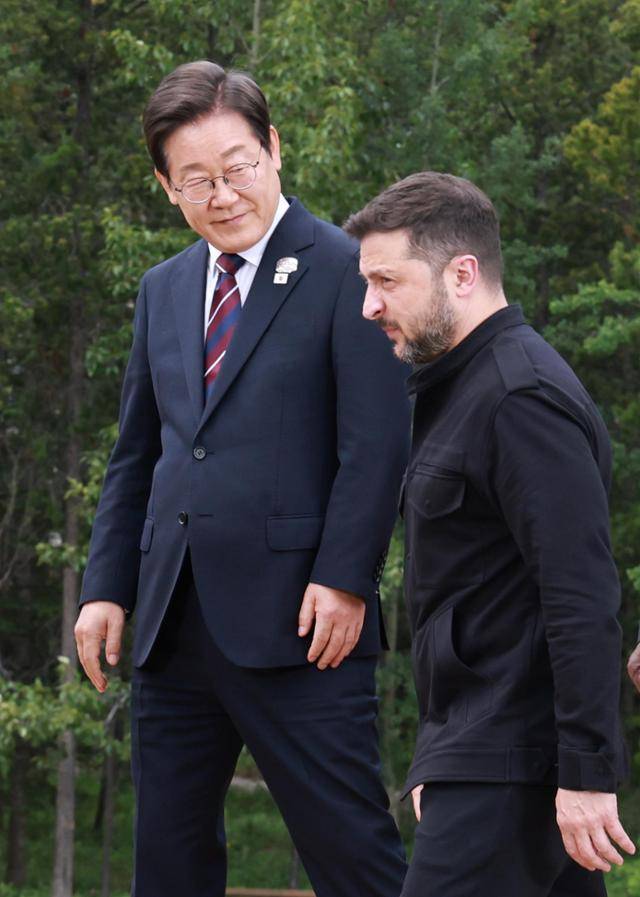 이재명 대통령이 지난해 6월 17일 캐나다 앨버타주 카나나스키스 주요 7개국(G7) 정상회의장에서 기념 사진을 촬영한 뒤 볼로디미르 젤렌스키 우크라이나 대통령을 바라보고 있다. 왕태석 선임기자