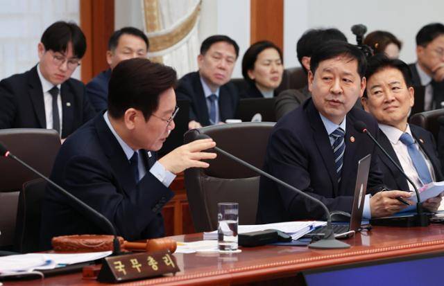 이재명 대통령이 10일 청와대 본관에서 열린 제5회 국무회의에서 구윤철 경제부총리 겸 기획재정부 장관과 부동산 다주택자 양도소득세 중과 유예와 관련해 이야기하고 있다. 왕태석 선임기자