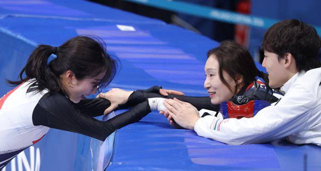 김길리(왼쪽)가 16일 이탈리아 밀라노 아이스스케이팅 아레나에서 열린 2026 밀라노·코르티나담페초 동계올림픽 쇼트트랙 여자 1,000m 결승에서 동메달이 확정된 후 최민정(가운데)과 임종언으로부터 축하를 받고 있다. 밀라노=연합뉴스