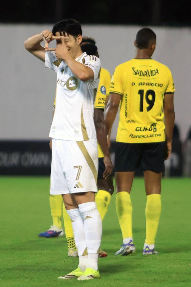 LAFC의 손흥민이 18일 온두라스 산페드로술라의 프란시스코 모라산 스타디움에서 열린 레알 에스파냐와의 2026 북중미카리브축구연맹(CONCACAF) 챔피언스컵 1라운드 1차전 도중 시즌 첫 골을 터트린 후 