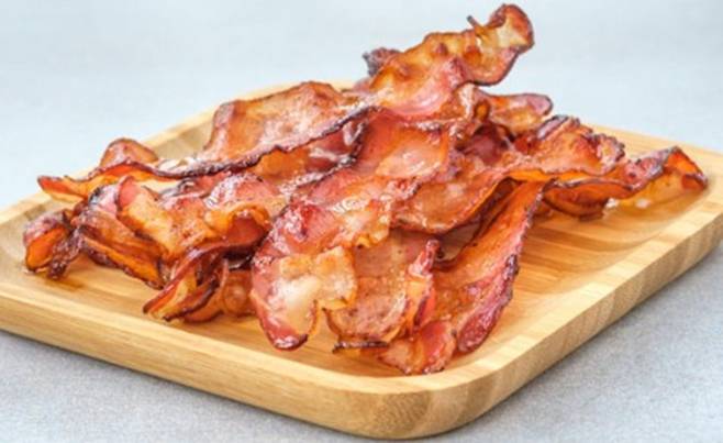 암 전문 영양사가 특정 암과 질병 위험을 줄이기 위해 식단에서 완전히 제외해야 하는 두 가지 음식을 공개했다./사진=클립아트코리아