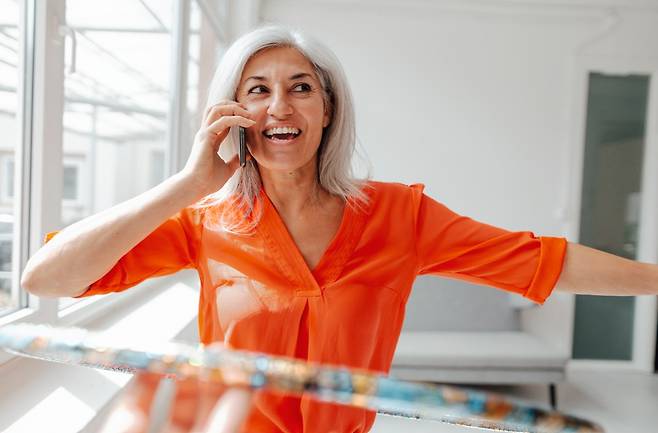 훌라후프는 허리와 복부 지방을 줄이는 효과가 크다. /사진=훌라후프 하는 사람 이미지