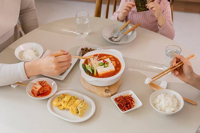 일상적으로 먹는 음식의 소금 함량을 조금만 줄여도 심장병과 뇌졸중 같은 심혈관 질환 위험을 크게 낮출 수 있다는 연구 결과가 나왔다./사진=클립아트코리아