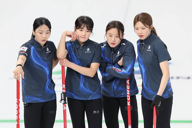 <yonhap photo-0455=""> ]17일(현지시간) 이탈리아 코르티나담페초 컬링 올림픽 스타디움에서 열린 2026 밀라노ㆍ코르티나담페초 동계올림픽 컬링 여자 라운드로빈 한국과 스위스의 경기에서 한국 대표팀 선수들이 다 함께 샷 전략을 고민하고 있다. [사진=연합뉴스]</yonhap>