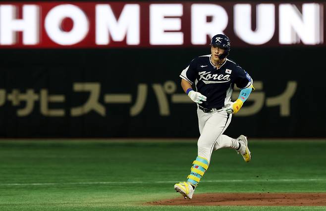 <yonhap photo-3688="">15일 일본 도쿄돔에서 열린 2025 K베이스볼 시리즈 대한민국과 일본의 평가전. 4회초 무사 1루 안현민이 선제 투런홈런을 쏘아올린 뒤 그라운드를 돌고 있다. [사진=연합뉴스]</yonhap>