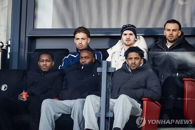 페예노르트 경기 지켜보는 라힘 스털링(앞줄 가운데)_[AFP=연합뉴스]