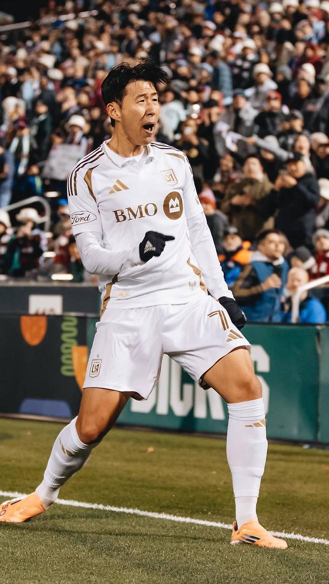 LAFC 손흥민이 19일 콜로라도와의 2025 MLS 정규리그 최종전서 선제골을 넣고 환호하고 있다. 사진=LAFC SNS